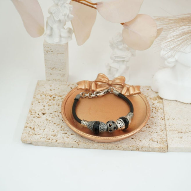 pulseras vie or de cuero negro con cuentas metálicas 12 uds I27